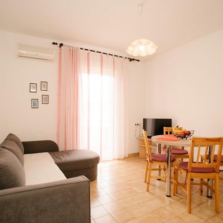 Apartments Petri - Close To The Sea Tisno Esterno foto